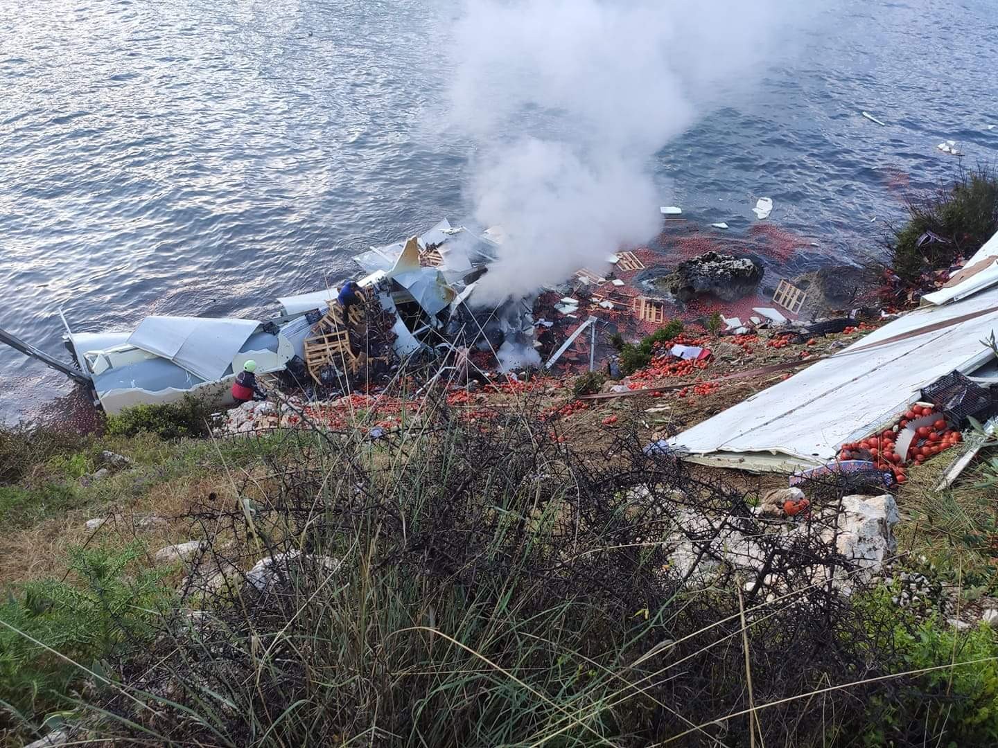 Mersin'de domates yüklü TIR, denize düştü