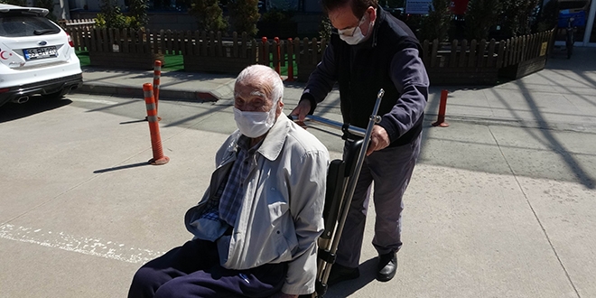 Baba ve oğul milyonlara umut oldular: Koronavirüsü yenerek taburcu edildiler