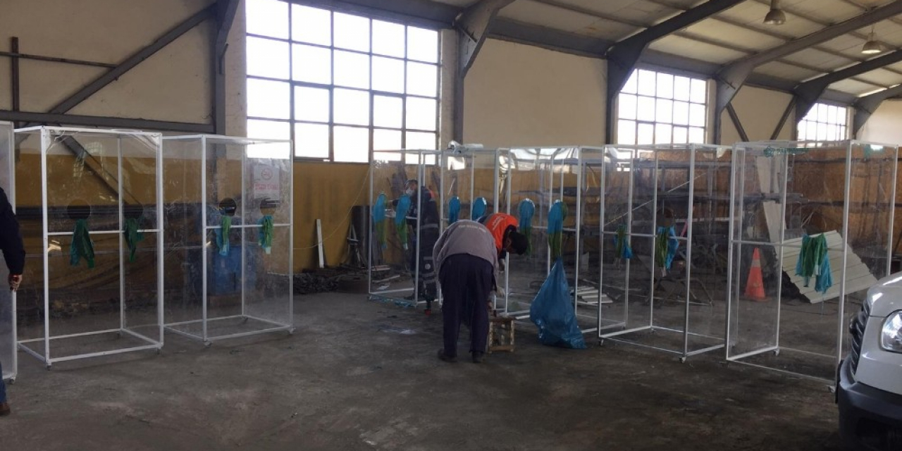 Yerli imkanlarla üretilen izole kabin ve sedyeler 10 ilçeye dağıtıldı