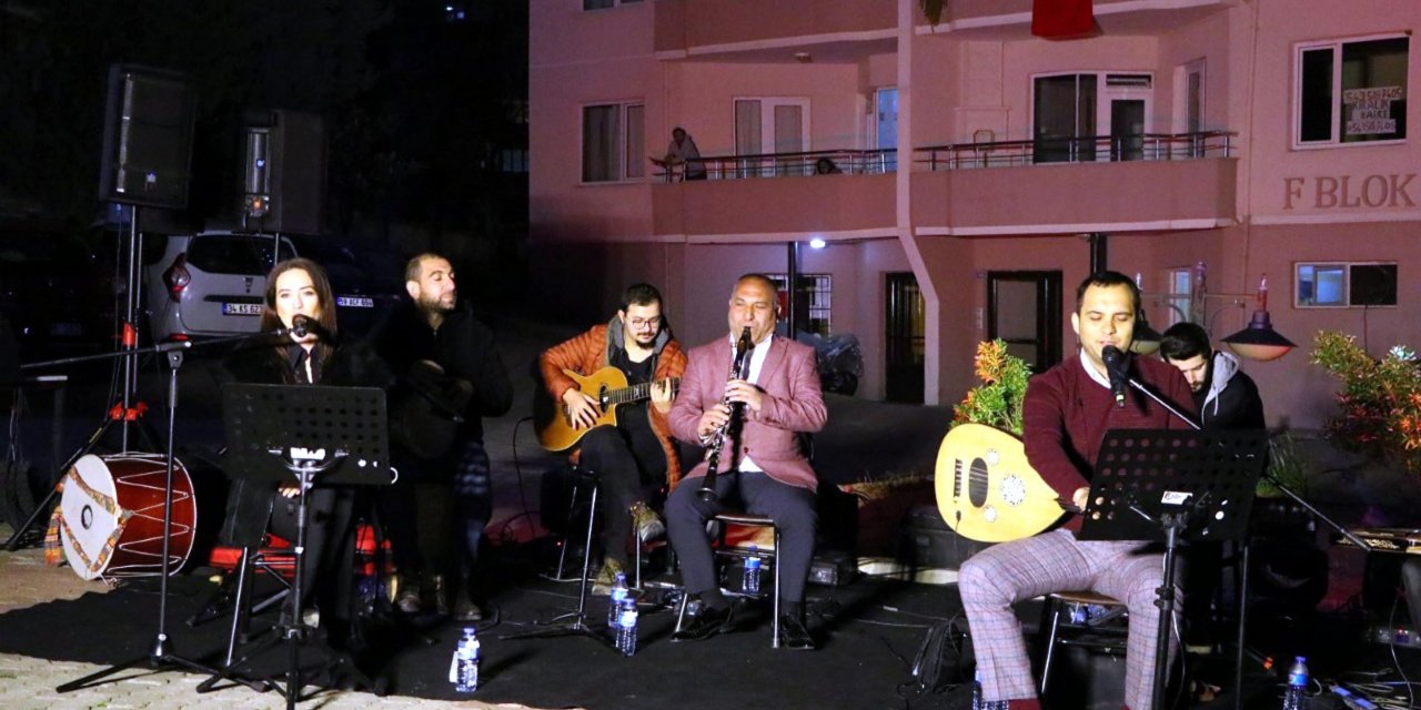 Tekirdağ'da, sokağa çıkamayan vatandaşlara konser verildi