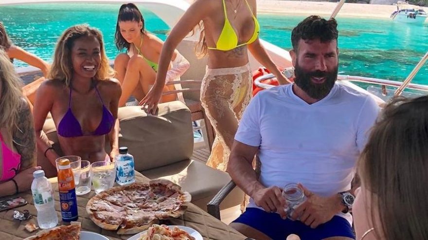 Dan Bilzerian'ın bile karantinadan canı sıkılmış!