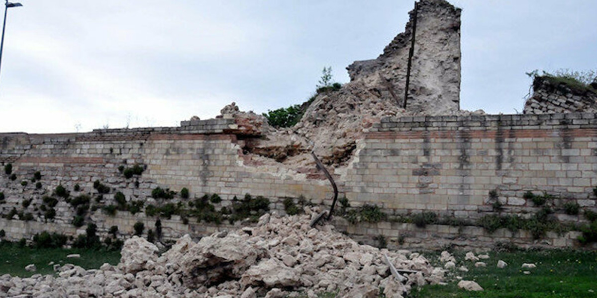 İstanbul Fatih ilçesi Topkapı Kaleiçi’nde bulunan tarihi surlarda çökme!