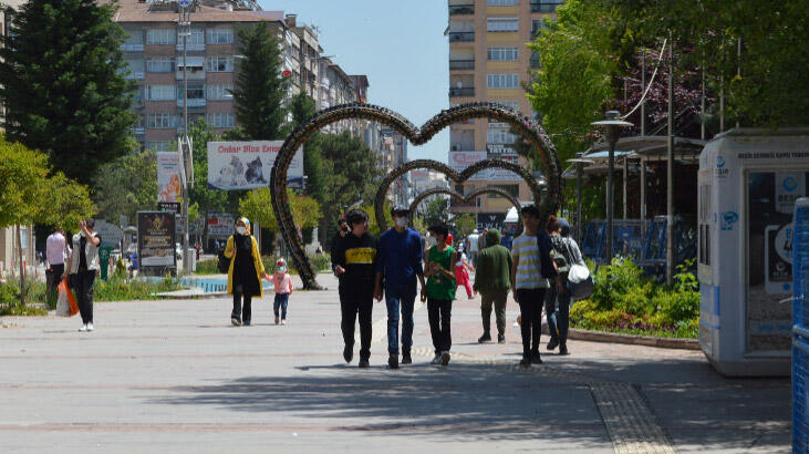 15-20 yaş arası gençler 42 gün sonra sokağa çıktı