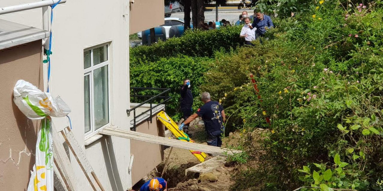 Tekirdağ'da duvar inşaatında toprak kayması: 2 işçi kurtarılmaya çalışılıyor