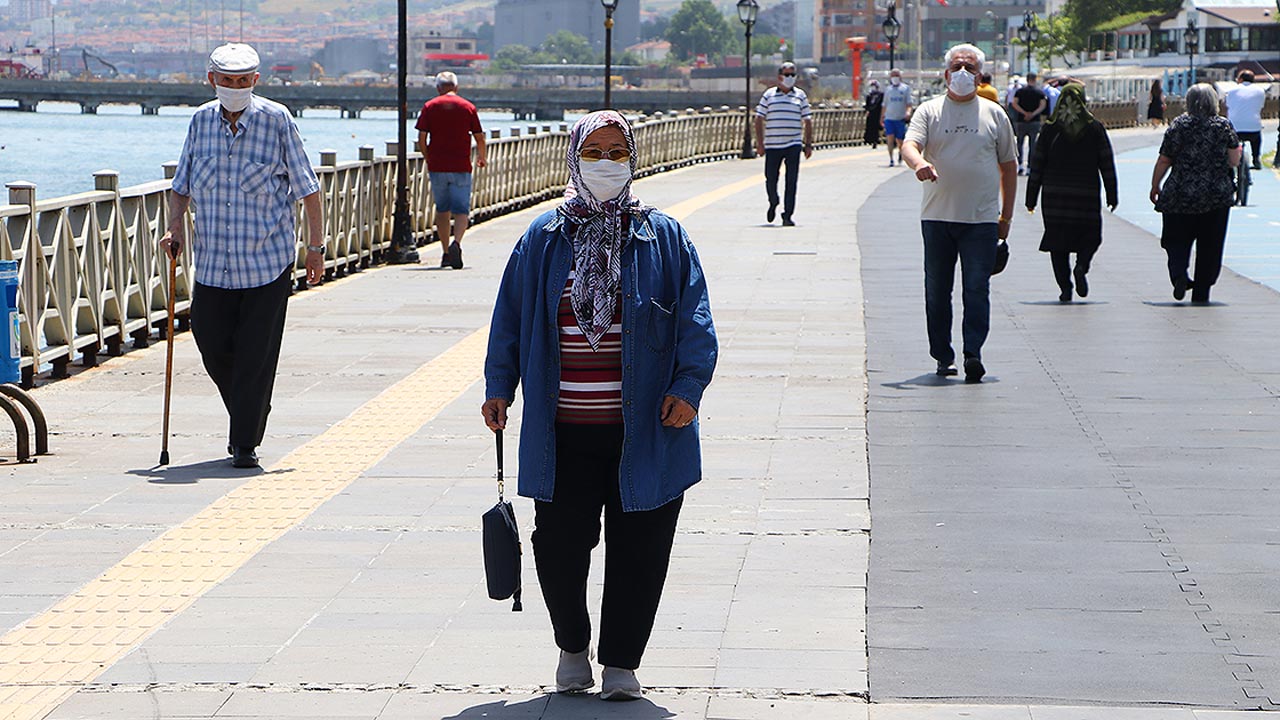 Uzmanlardan 65 yaş üstü vatandaşlara sıcak uyarısı