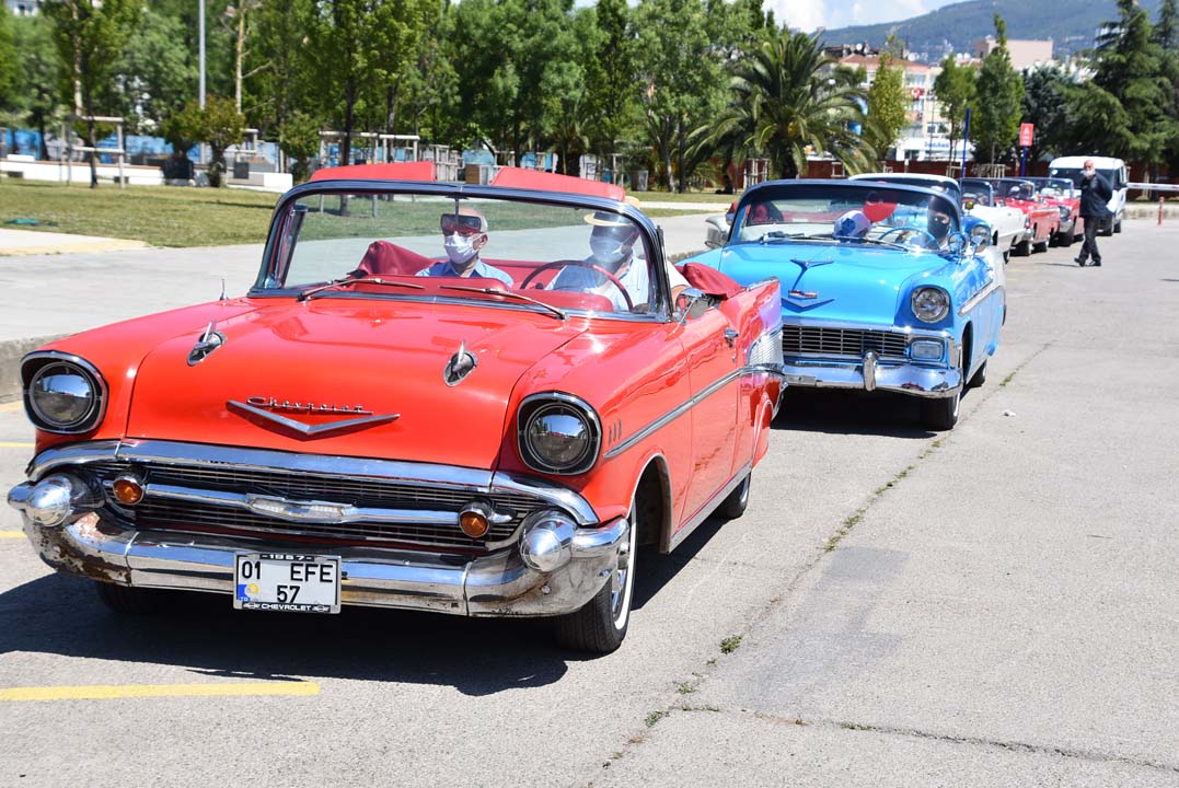 Pendik'te 65 yaş üstü vatandaşlar ''Klasik Otomobil Turu'' ile nostalji yaşadı!