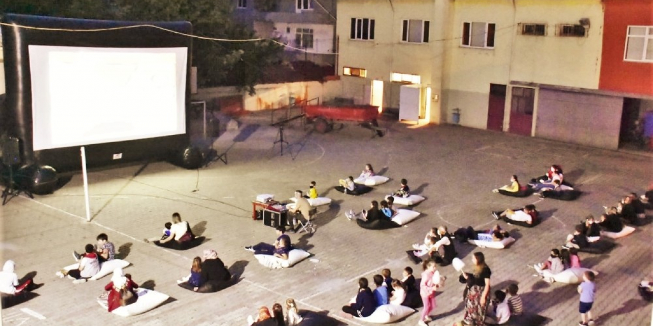 Açıkhava sineması çocukların ayağına geldi