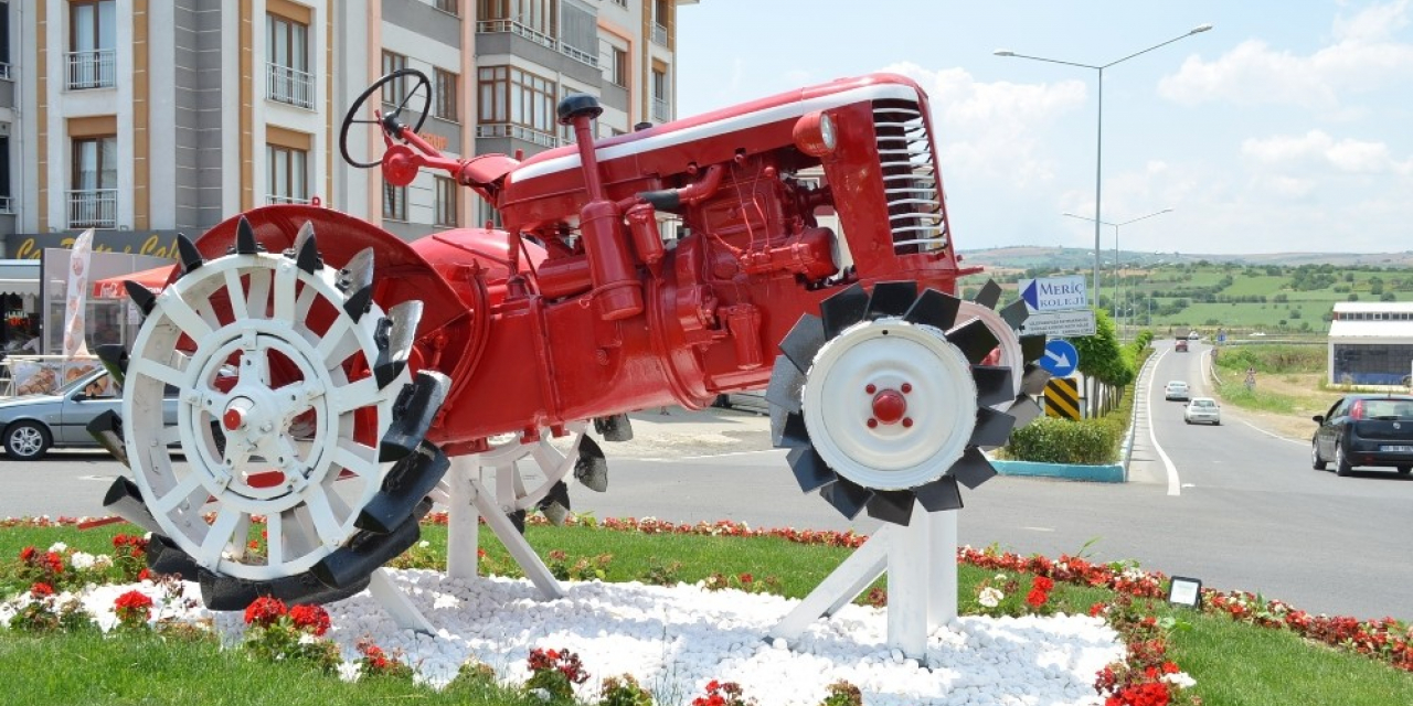 Asırlık antika traktörler meydanlara süs oldu