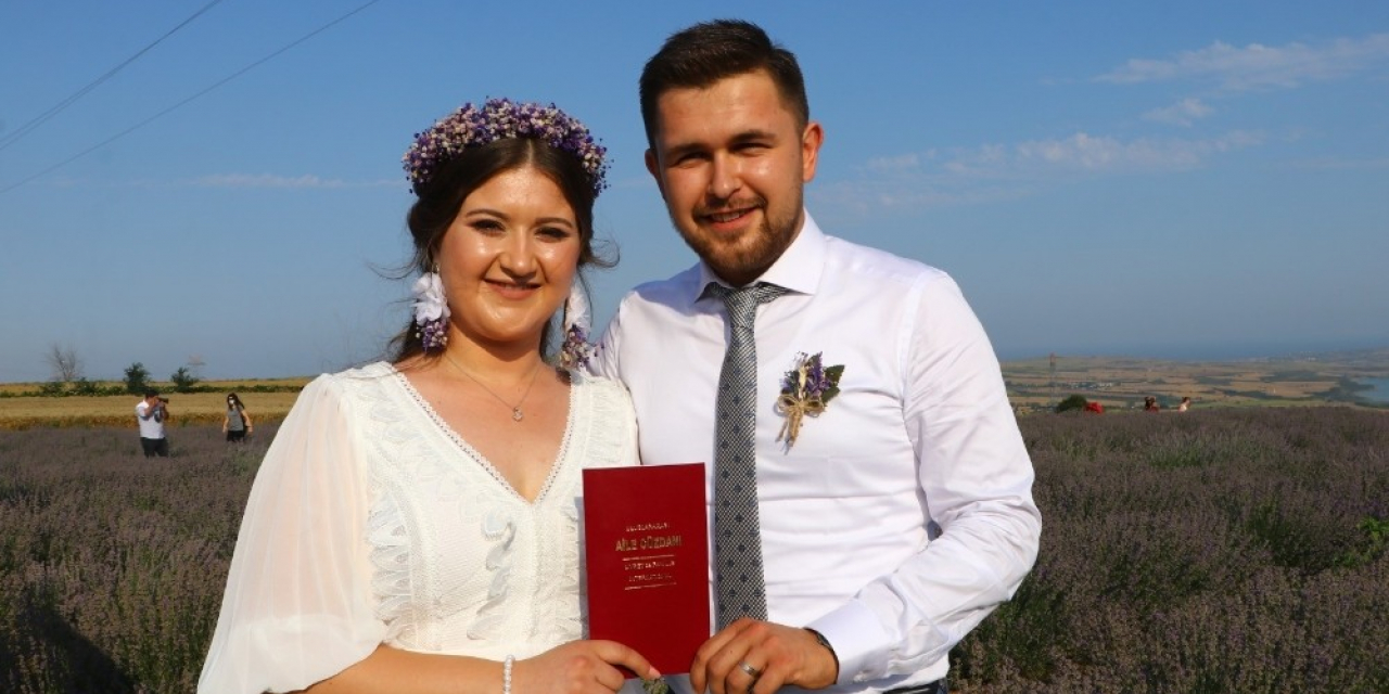 Mor tarlada evlendiler