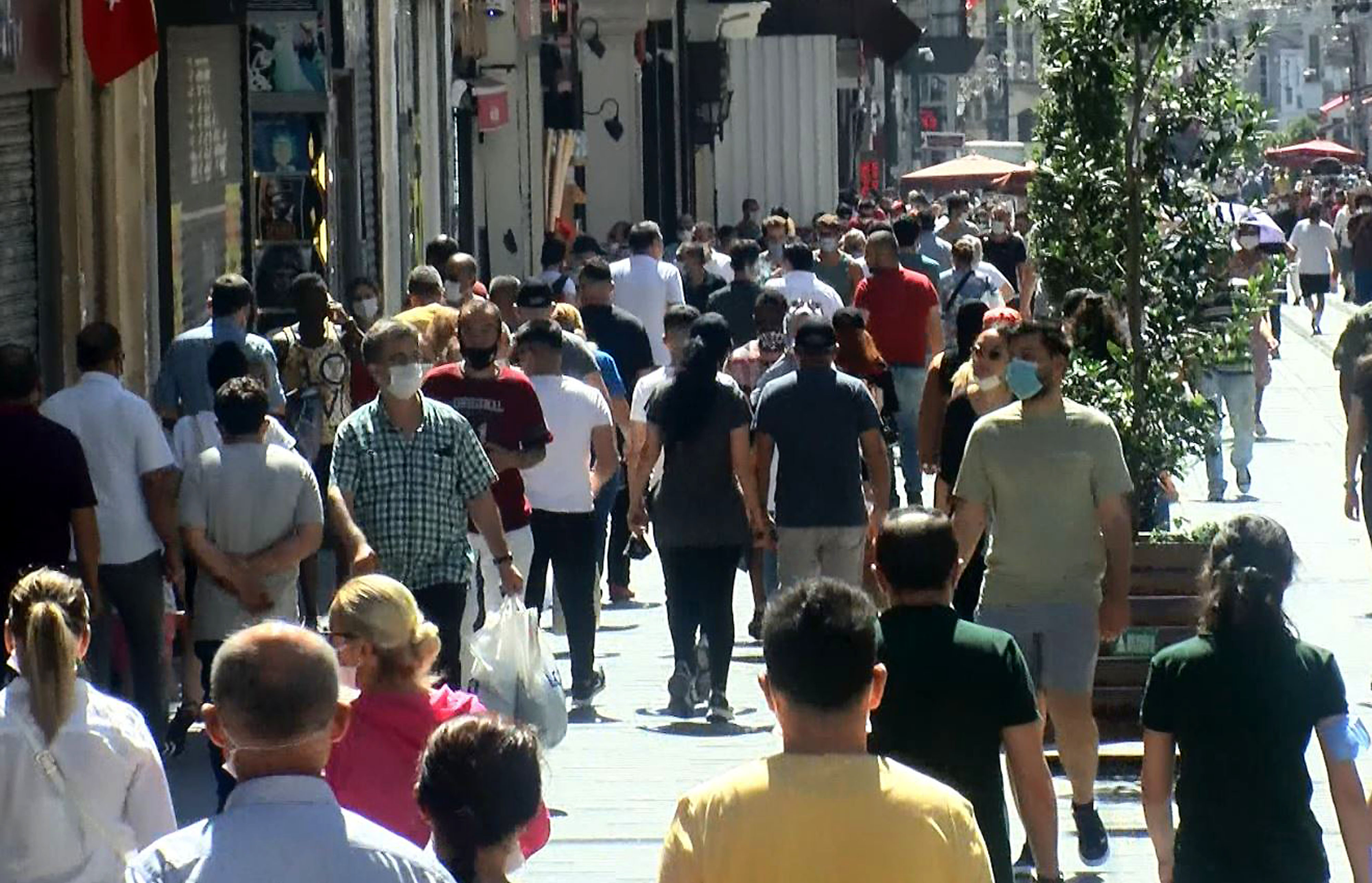 İstiklal Caddesinde bayram alışverişi telaşı! Maske ve mesafe unutuldu