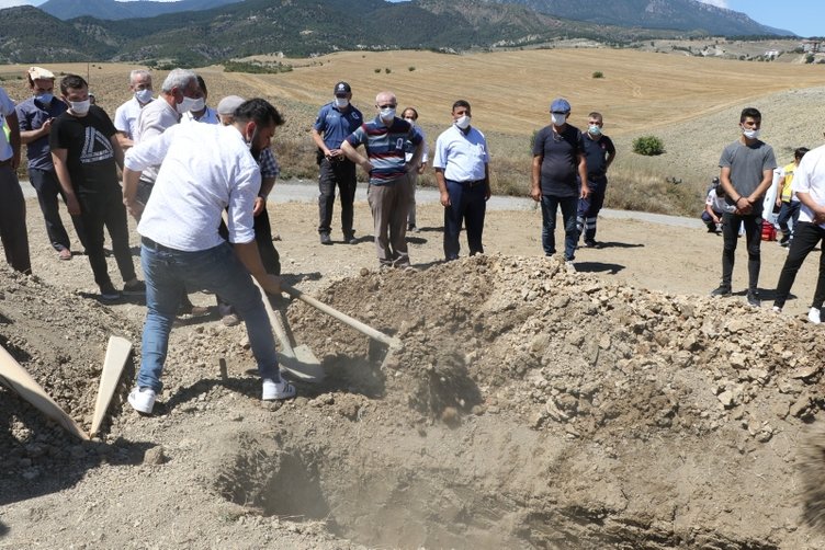 Eşini elleriyle toprağa verdi! Kahreden o anlar..