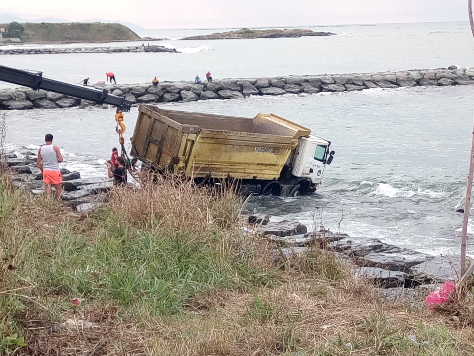 Trabzon'da harfiyat kamyonu denize uçtu