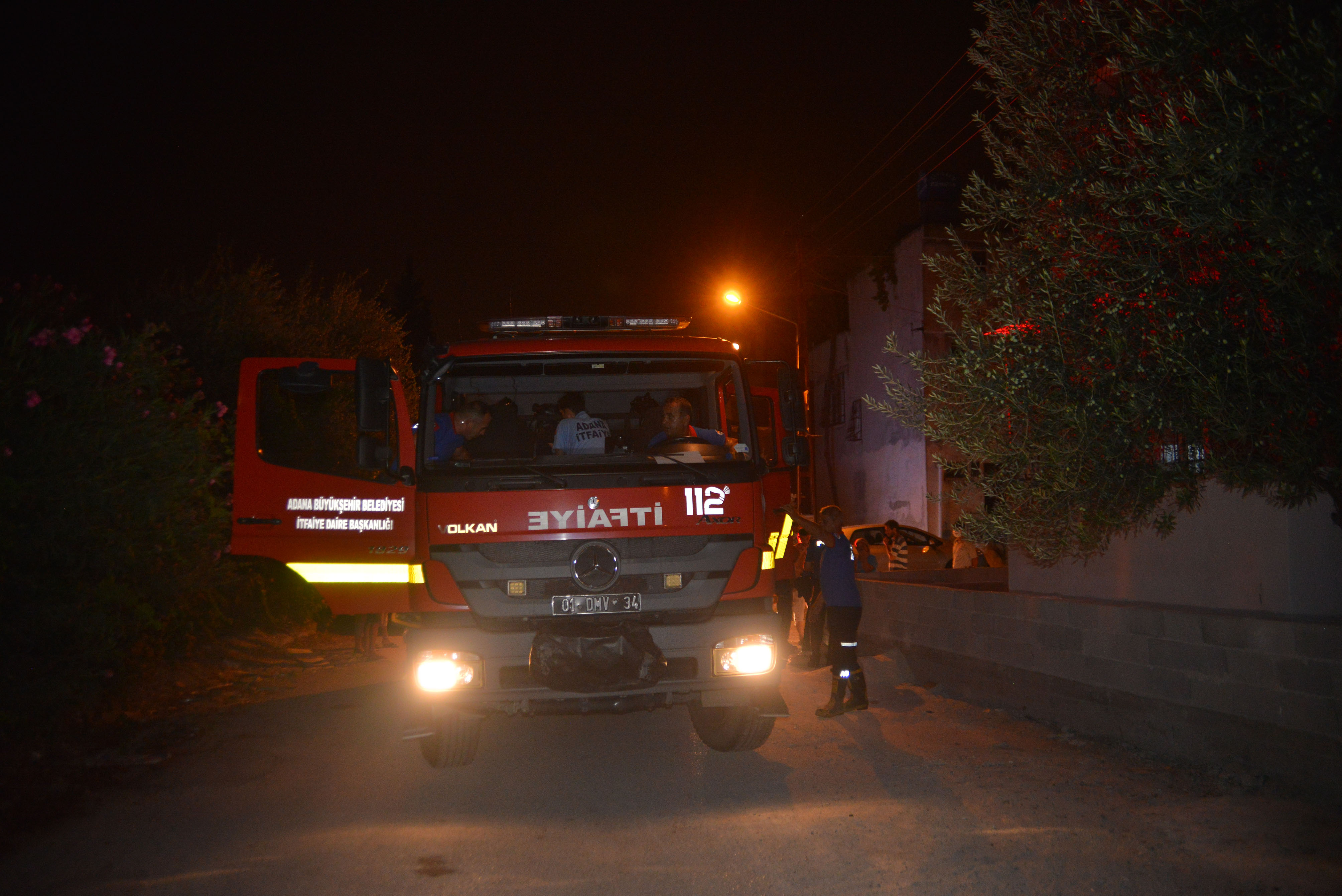 Adana'da kendini evine kilitleyip evini yakan şahıs dumandan zehirlendi