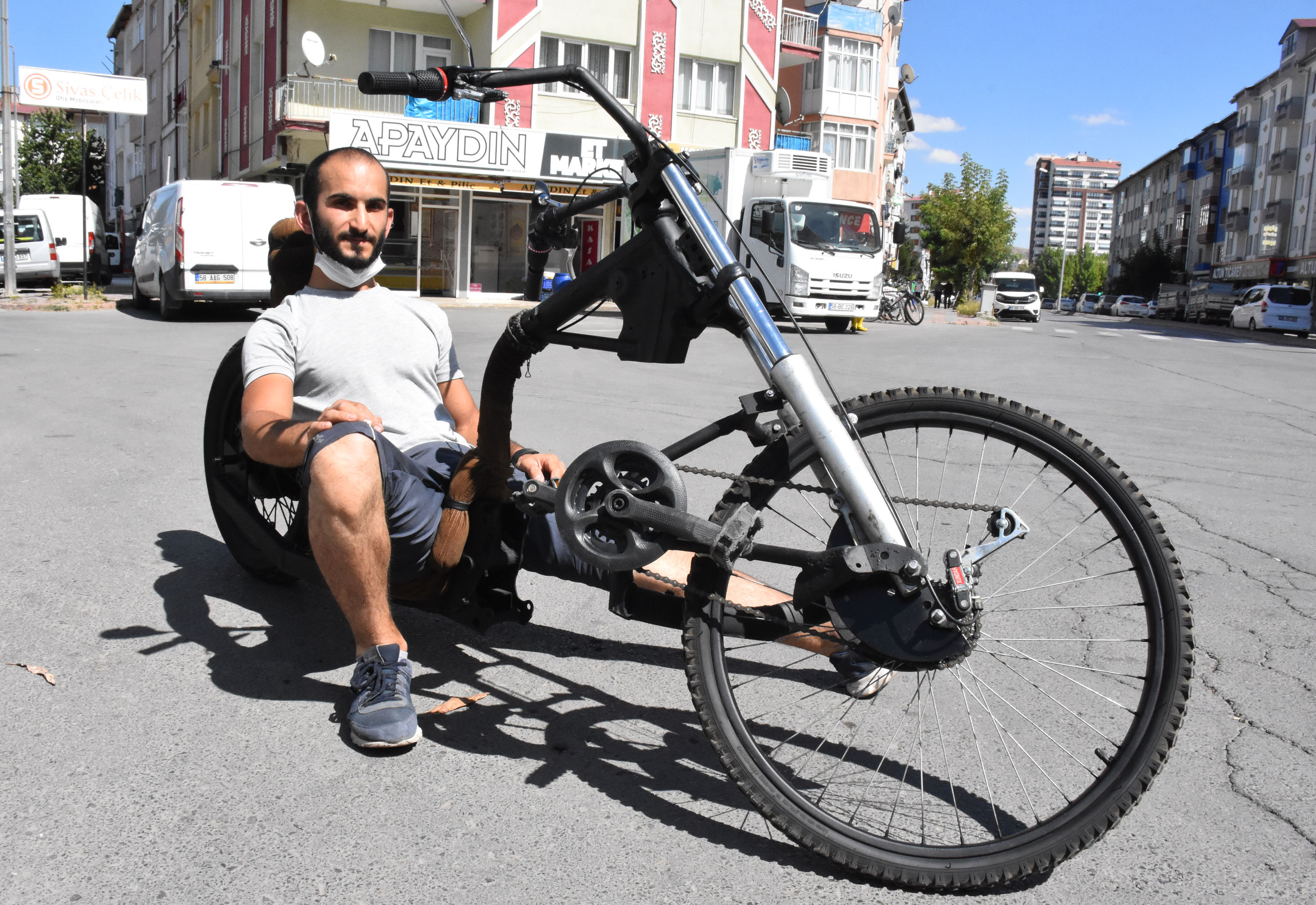 Tasarladığı bisikletle, yollarda ilgi odağı oldu