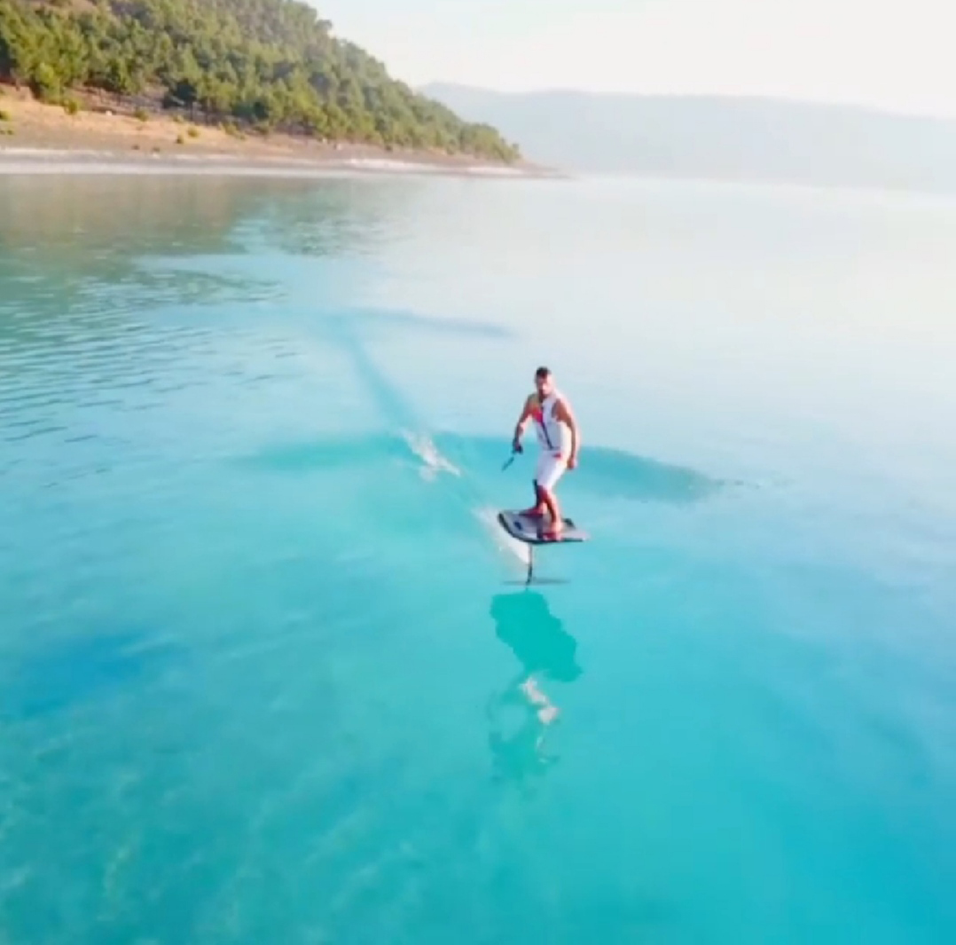 Milletvekili Salda Gölü'nde fliteboard yaptı