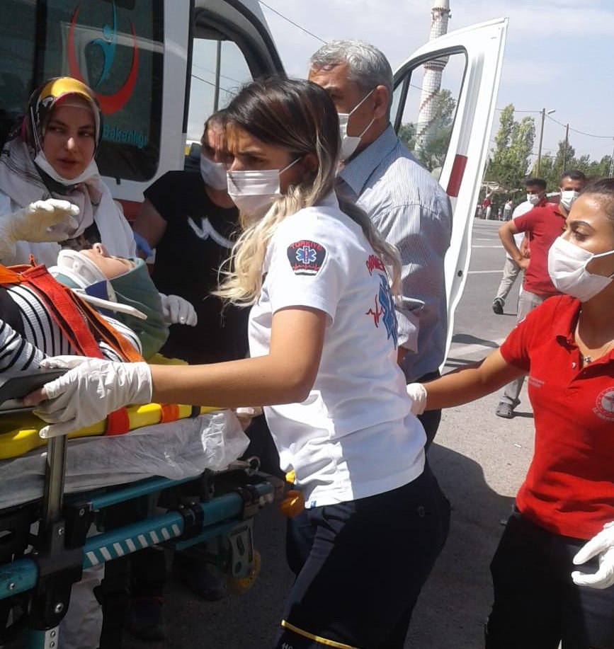 Iğdır'da kaza: Hamile kadını taşıyan ambulans otomobile çarptı