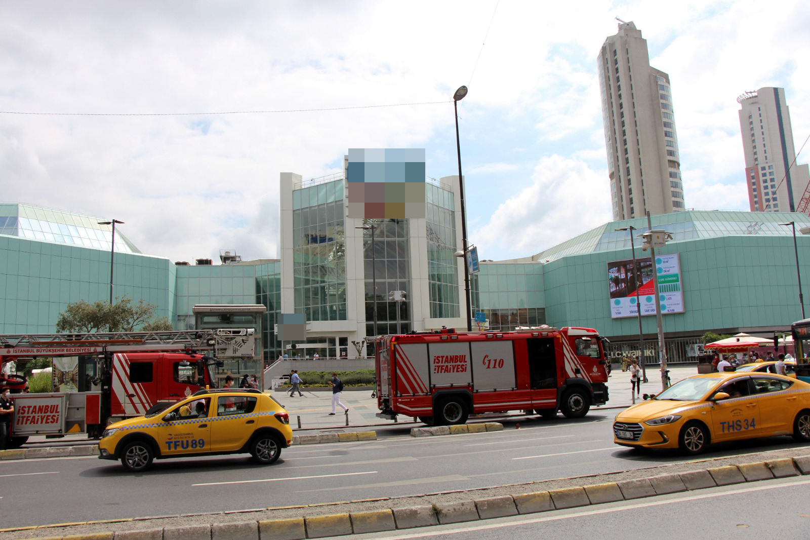 İstanbul'da bir alışveriş merkezi'nde yangın paniği