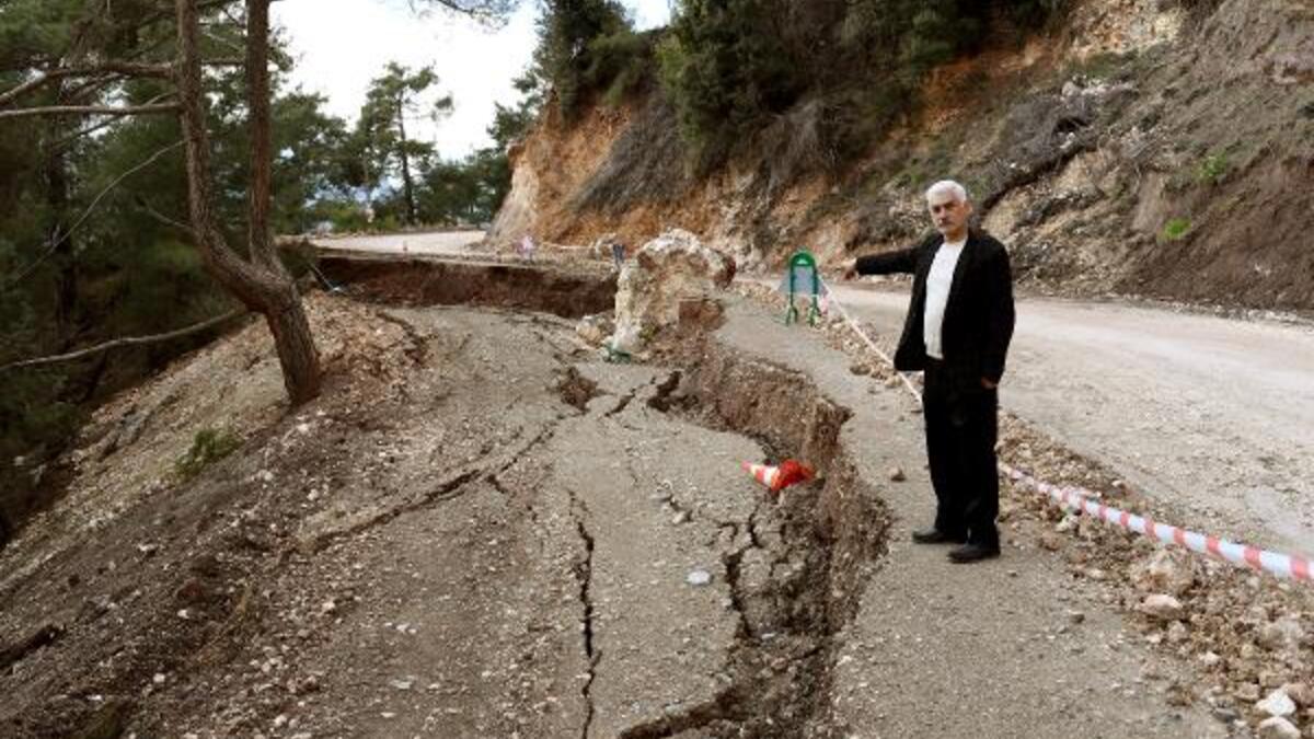 Mersin Belediyesi heyelandan çöken yolda yenileme çalışması yaptı