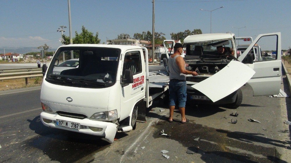 Antalya'da kaza: 2 kamyonet hurdaya döndü