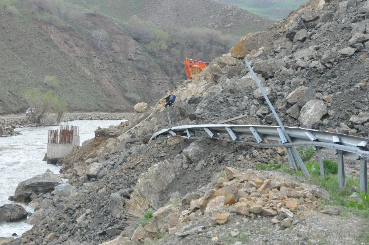 Van-Hakkari karayolunda heyelan meydana geldi