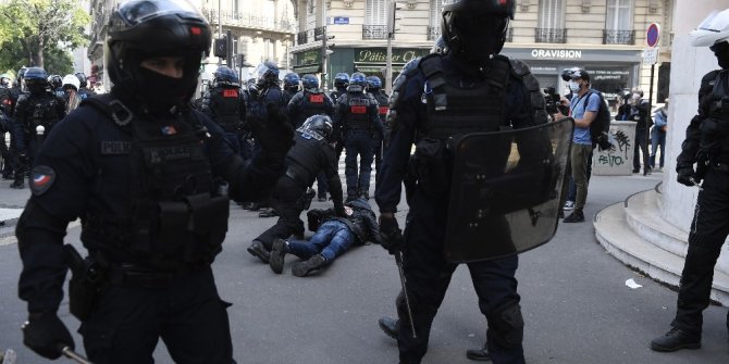 Sarı Yelekliler'in protestoları  Paris'te devam ediyor