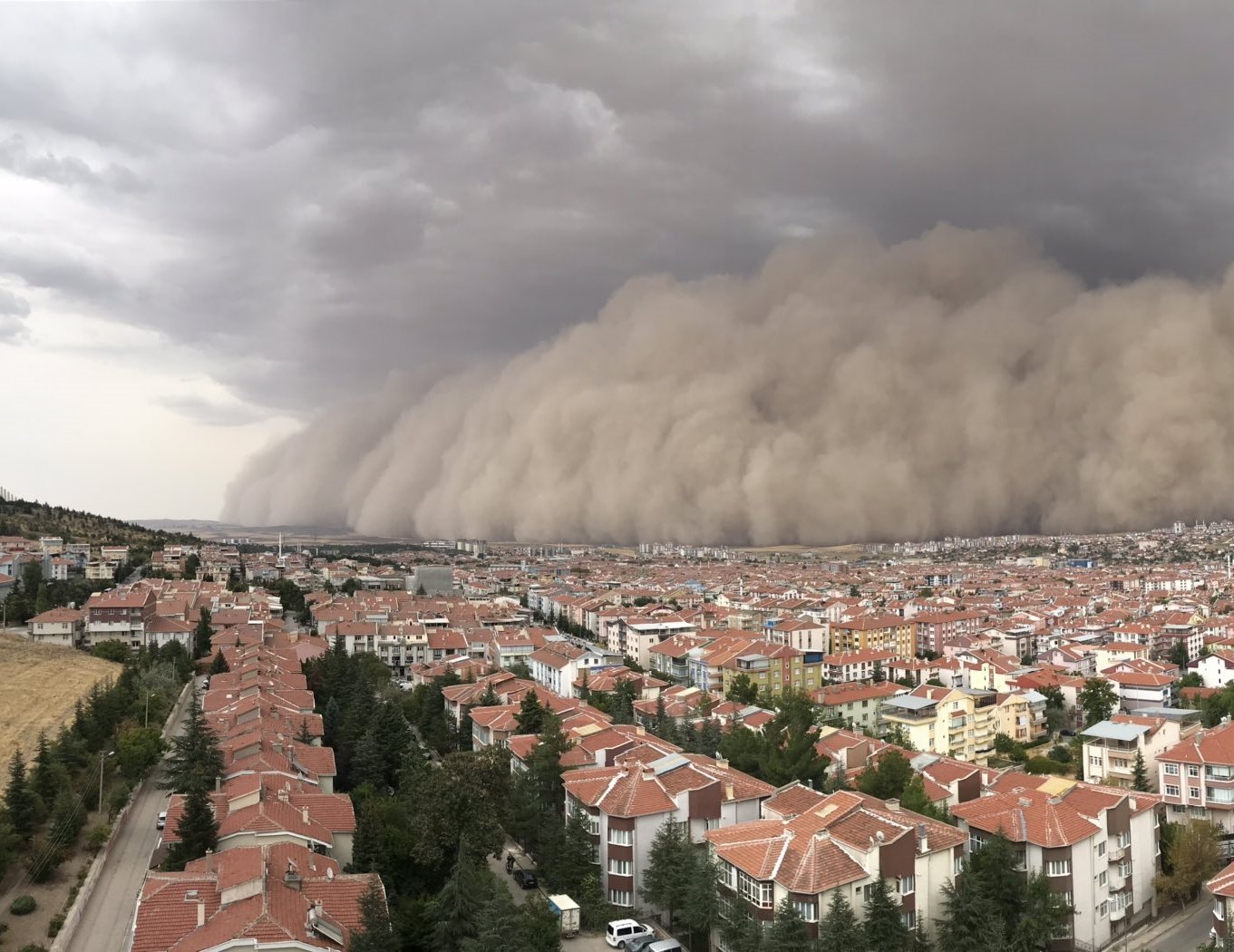 Ankara'daki kum fırtınasının etkisi hava aydınlanınca belli oldu