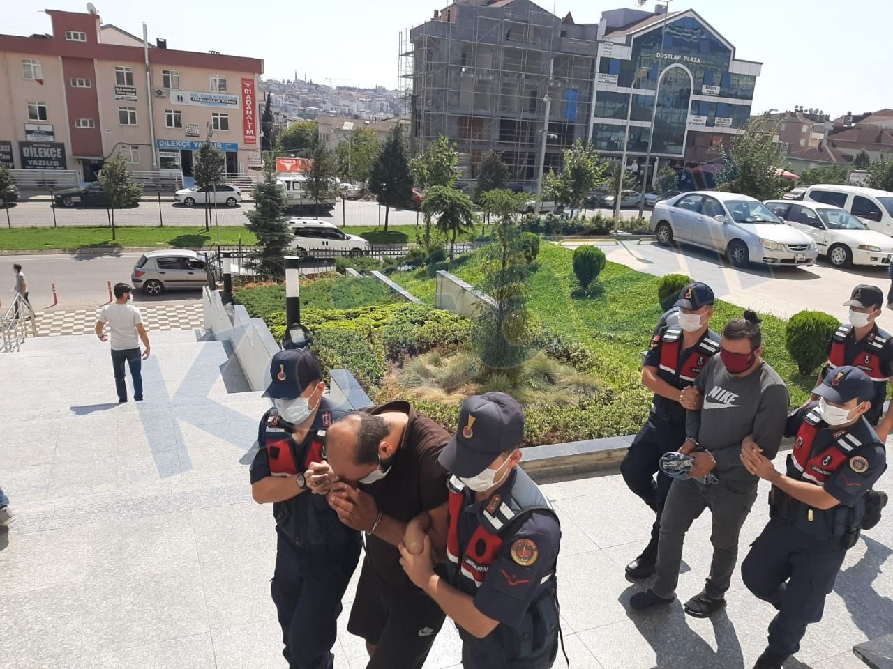 Kocaeli'de baz istasyonlarından akü çalan hırsız kardeşler yakalandı