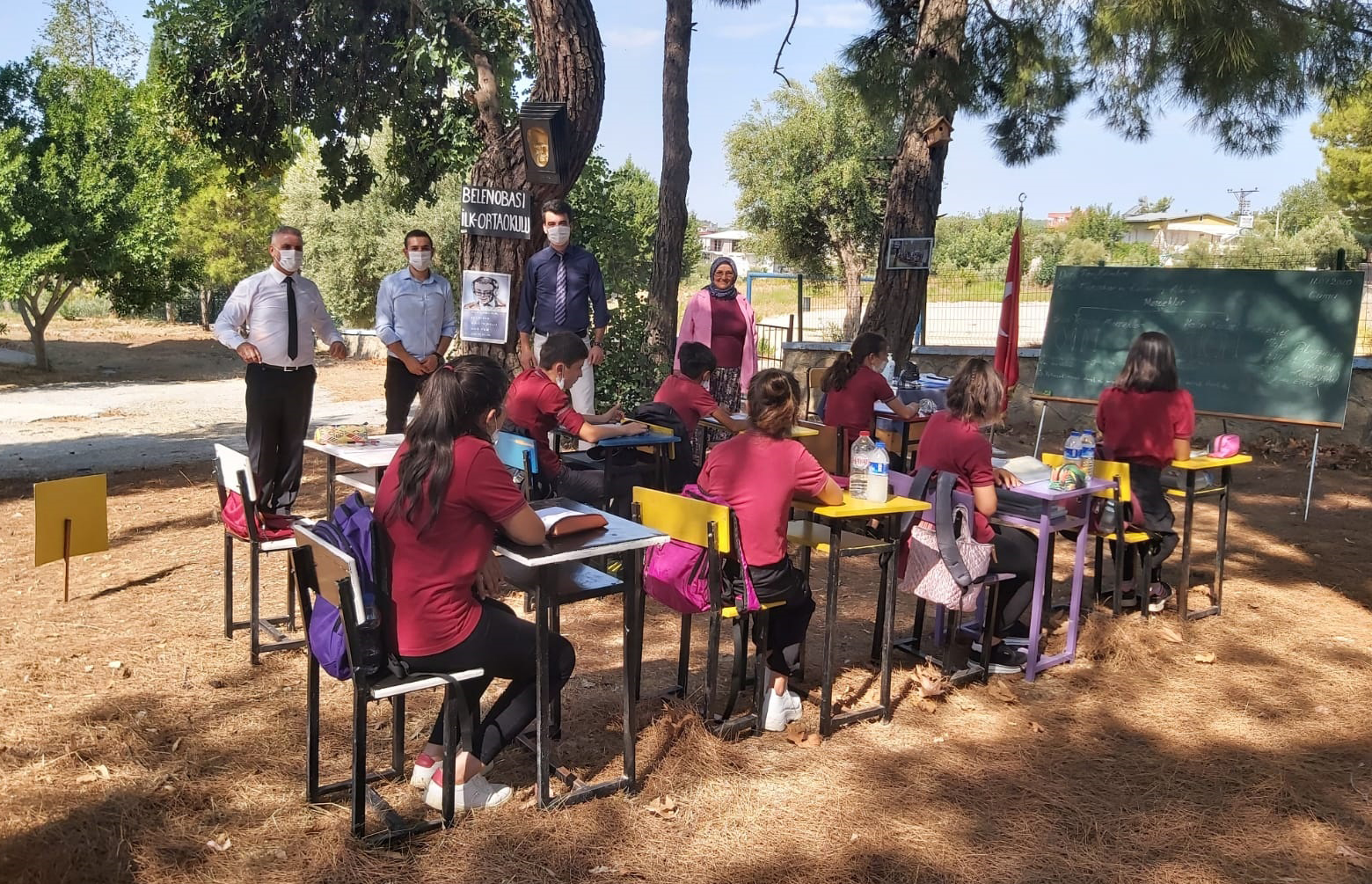 Antalya'da öğrenciler açık havada ders görüyor