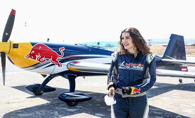 Burcu Özberk, Dario Costa’nın uçağında co-pilotluk yaptı!