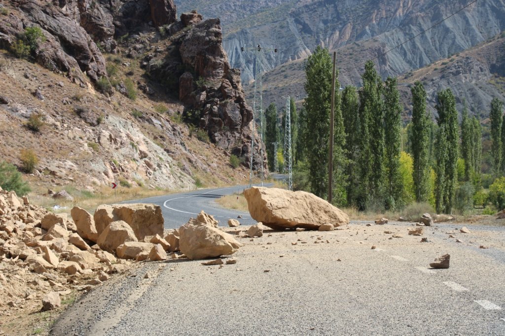 Dev kaya parçaları düşen Oltu- Artvin yolu ulaşıma kapandı