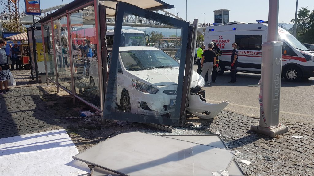 İzmit'te sürücü seyir halindeyken kalp krizi geçirip durağa çarptı: 4 yaralı