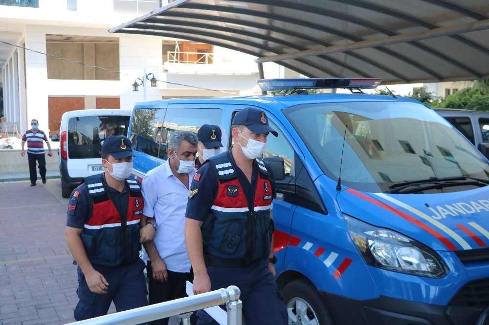 Alanya, Avsallar Mahallesi'ndeki bir restoranda 61 litre sahte içki ele geçirildi!