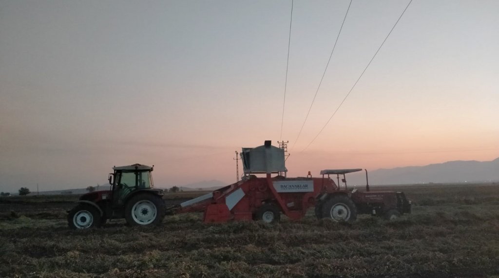 Akıma kapılan traktör sürücüsü feci şekilde can verdi