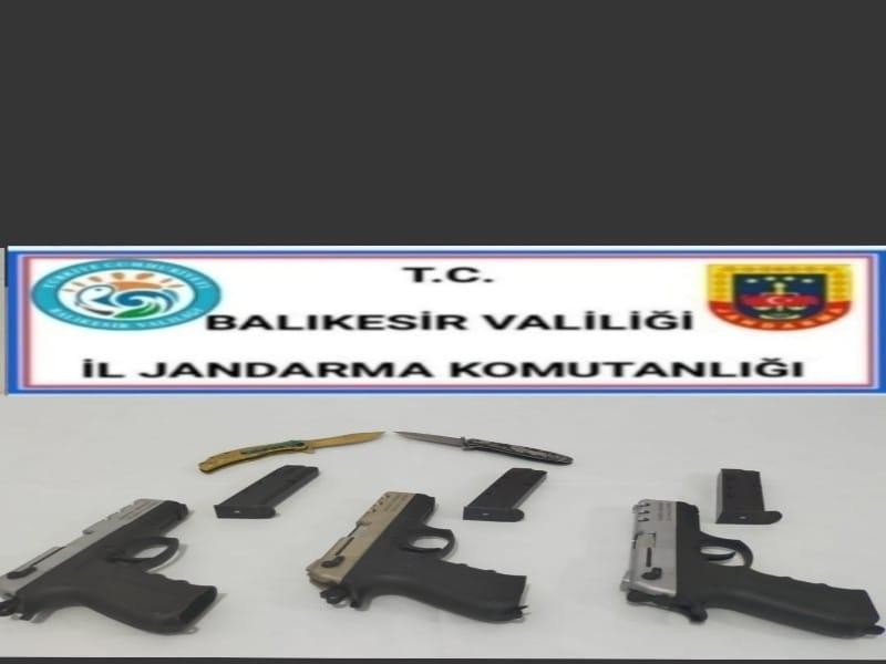 Balıkesir'de Jandarma uygulamasında silah taşıyan 5 kişiyi gözaltına aldı