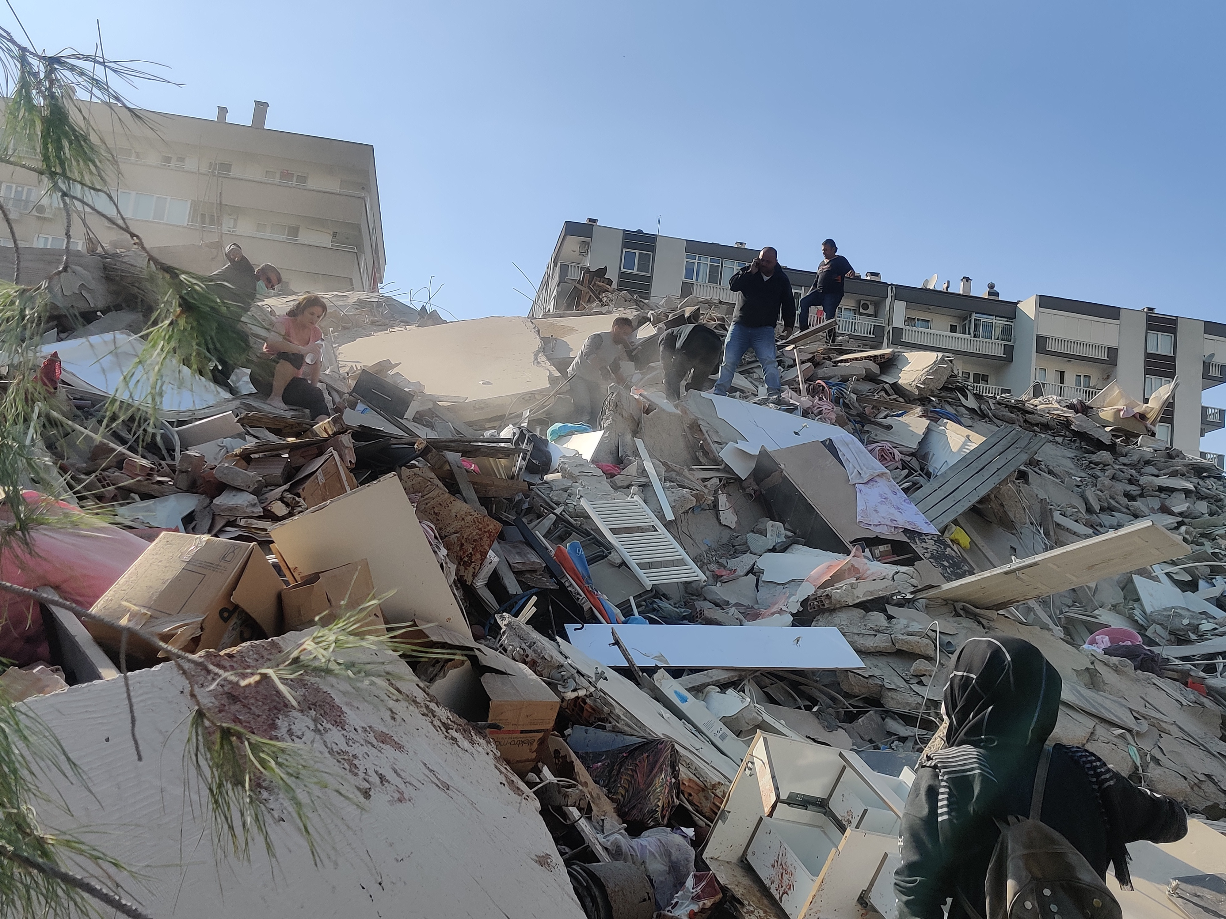 İzmir'deki deprem sonrası İstanbul Avcılar'da bir binada çatlak meydana geldi!