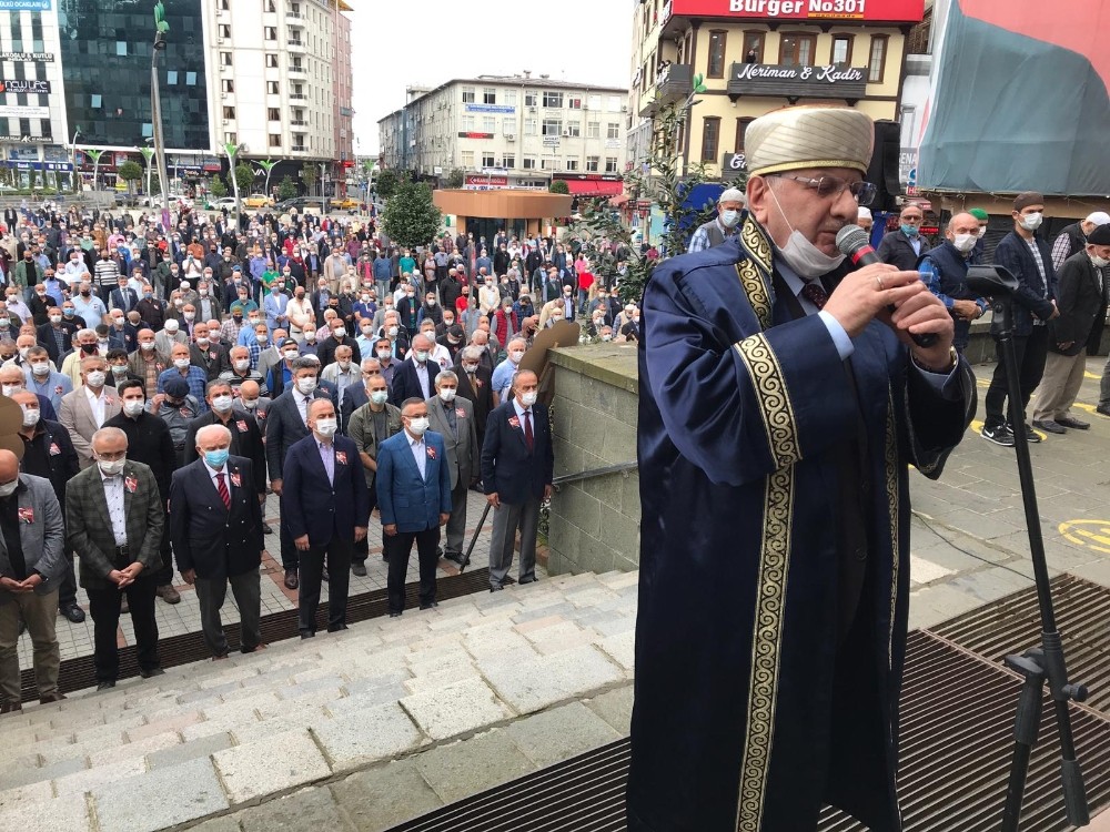 Memleketi Rize’de eski Başbakan Mesut Yılmaz için gıyabi cenaze namazı kılındı