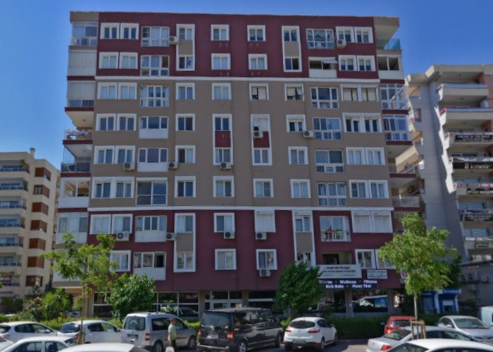 Rıza Bey Apartmanı’ndan 2 saniyeyle son anda kurtuldular