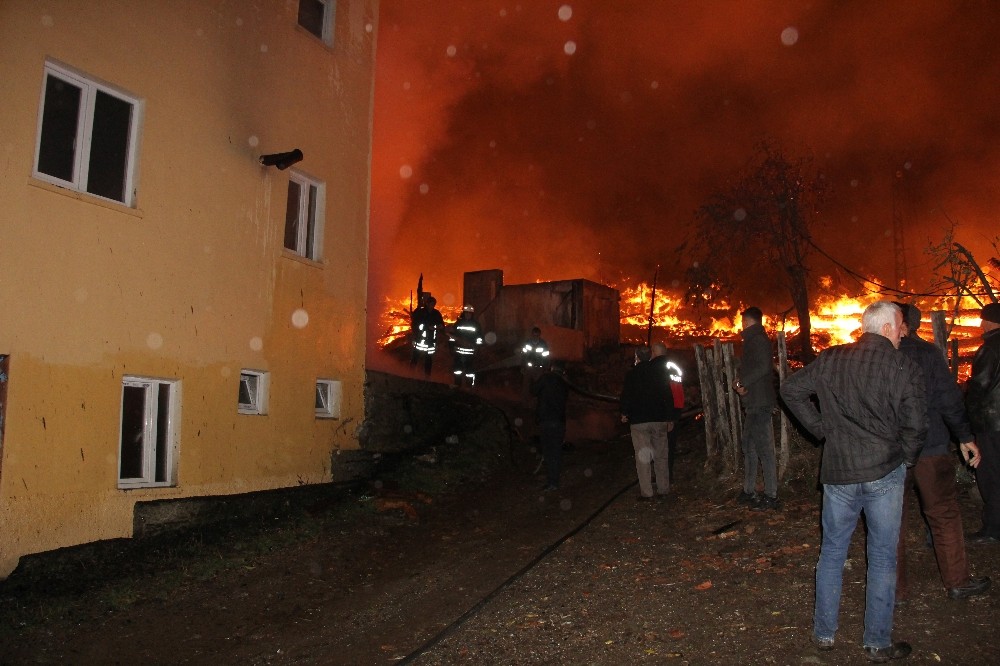 Kastamonu’da korkutan yangın : 10 hane ve 1cami yandı