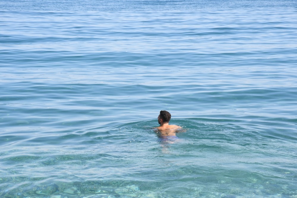 Kasım ayının ortasında turistler denize girmeye devam ediyor!