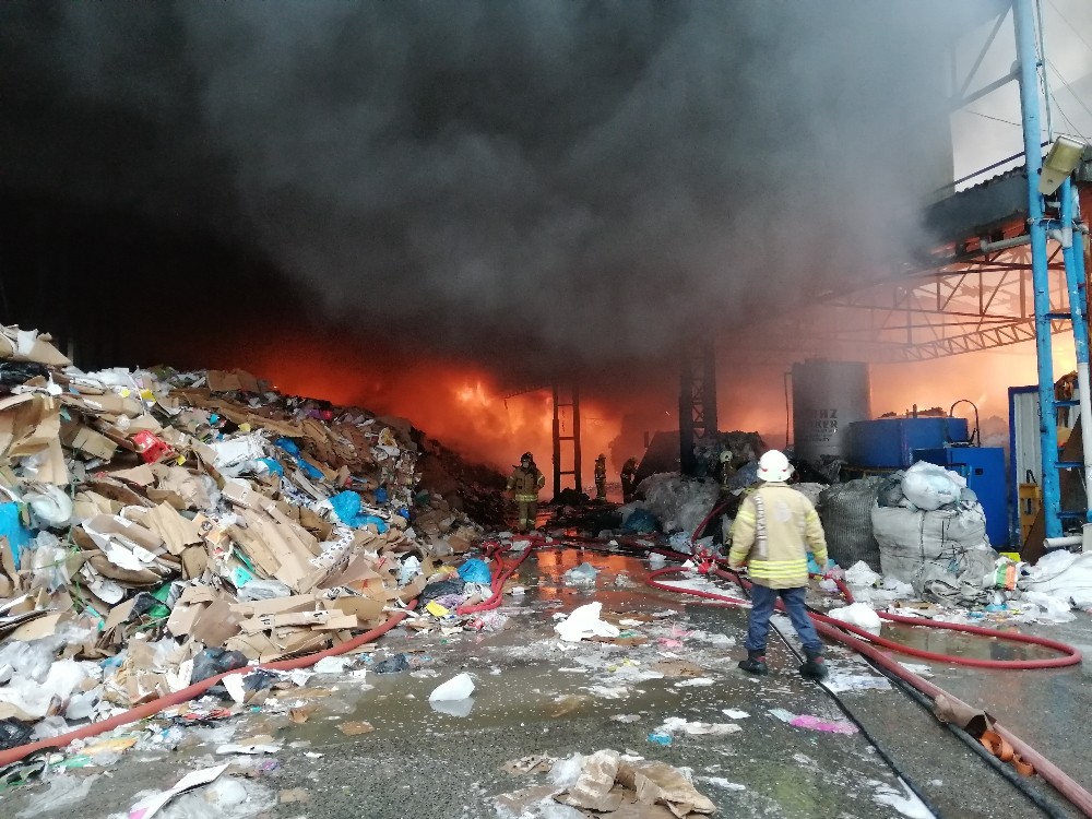 Kartal’da kağıt fabrikası çıkan yangında gökyüzünü duman kapladı