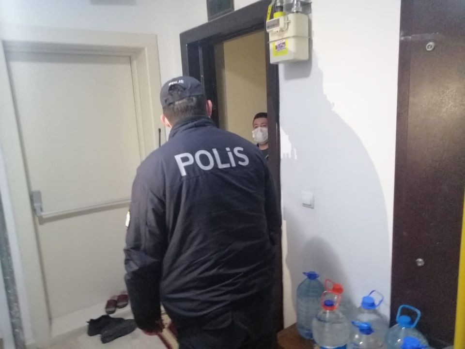 Polis ekipleri karantinadaki vatandaşları yalnız bırakmadı