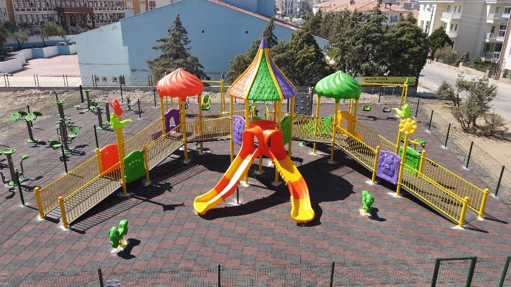 Ayvalık Belediyesi'nden engellileri tanımayan park!