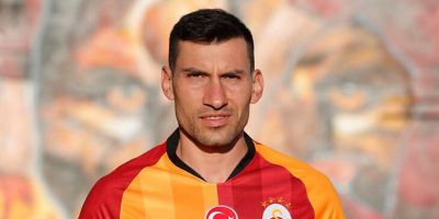 Şener Özbayraklı kimdir? Nereli ve kaç yaşında? Hangi mevkide oynuyor?