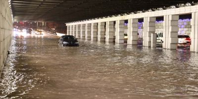 İzmir'de sağanak yağış hayatı felç etti! Evler ve işyerlerini su bastı, araçlar su altında kaldı