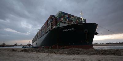 Evergreen gemisi hareket ettirildi, Süveyş Kanalında trafik yeniden aktif hale geldi