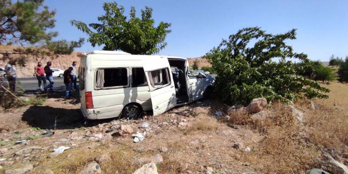 Şanlıurfa'da facianın eşiğinden dönüldü! İşçileri taşıyan servis yoldan çıkıp ağaca çarptı: 15 yaralı