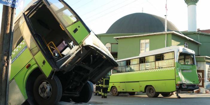 Kocaeli'nin Derince ilçesinde yolcu dolu otobüsü geri geri uçtu! Kaza İlginç anlara sahne oldu!