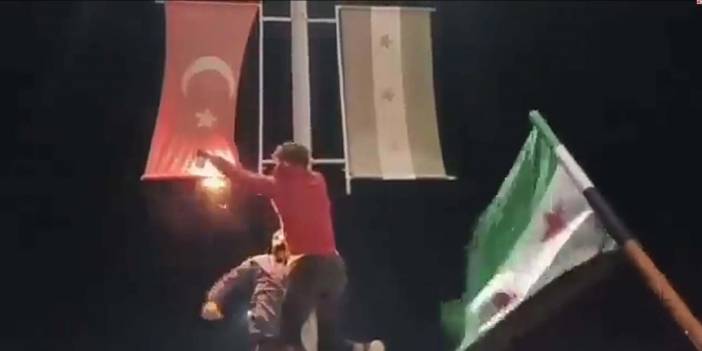 Bakan Çavuşoğlu'nun açıklamaları sonrası tepki çeken olay! Protestocular Türk bayrağını yaktı