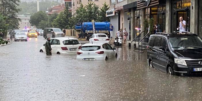 Meteoroloji ve AKOM uyarmıştı! Sağanak yağış İstanbul'da hayatı felç etti! Maltepe'de araçların suların altında kaldı