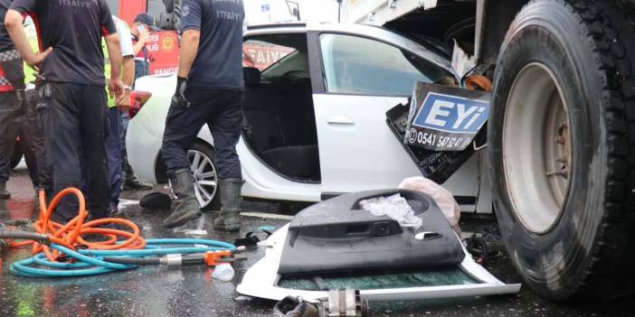 Böyle kaza görülmedi! Kamyona ok gibi saplandı: Ölü ve yaralılar var